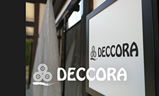 『 DECCORA（デッコラ）』