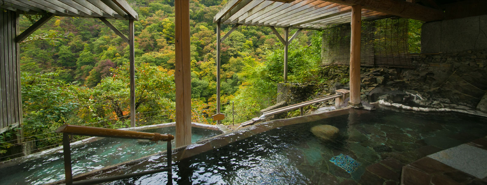 渓谷に向かって
段々になっている湯船から
絶景を堪能